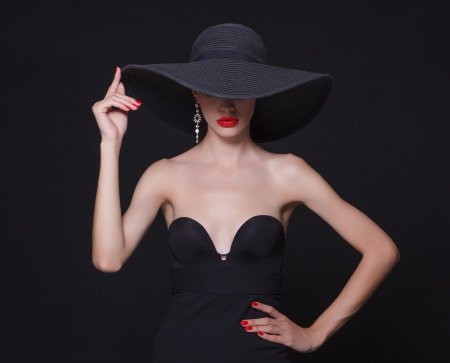 Девушка в черной шляпе