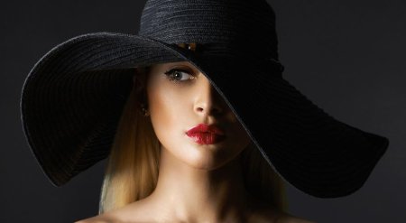 Женщина в шляпе