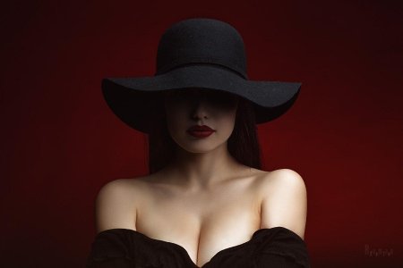 Девушка в шляпе без лица