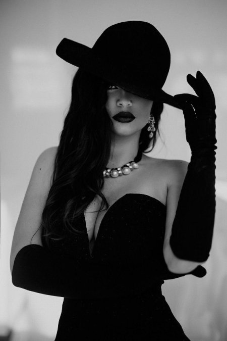 Девушка в шляпе и перчатках