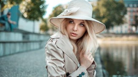 Красивые девушки в шляпках