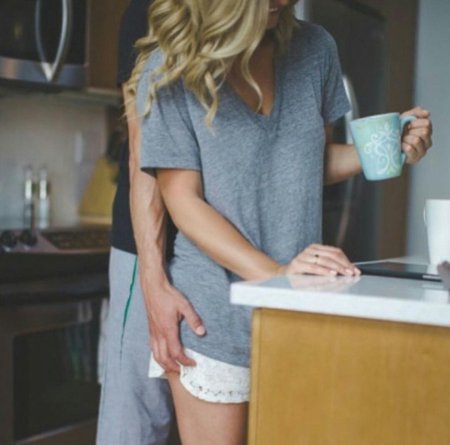 Блондинка на кухне