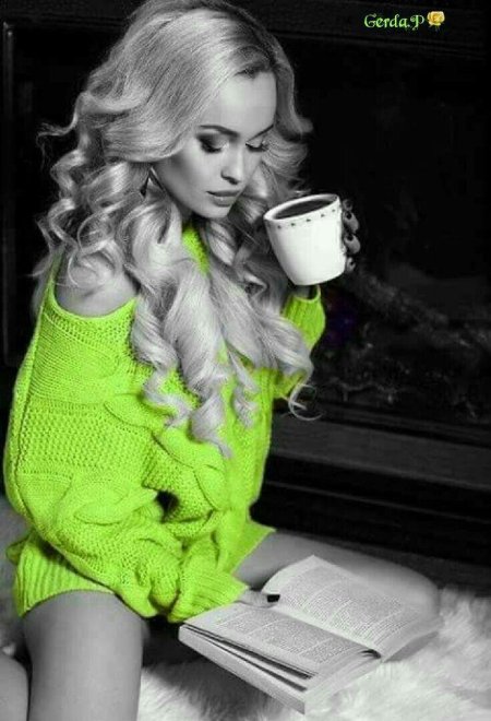 Блондинка с кофе