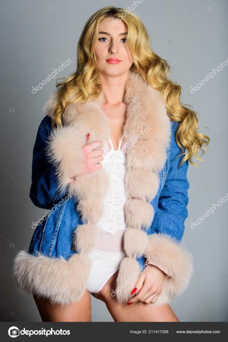 Голая блондинка в шубе и чулках