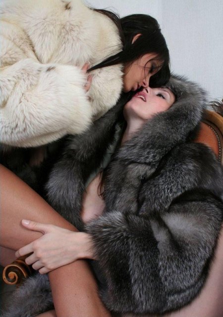 Подружки в шубах