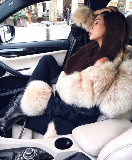 Красивая девушка в шубе