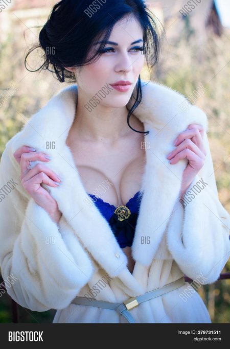 Брюнетка девушка