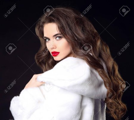 Девушка в белой шубке