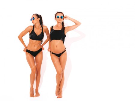 Две девушки в купальнике и один парень