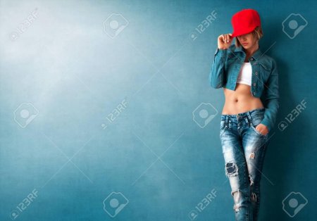 Девушка в джинсах