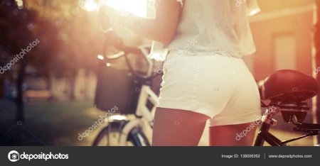 Девушка на велосипеде