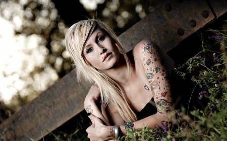 Красивая девушка с татуировками