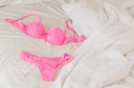 Женское белье на кровати