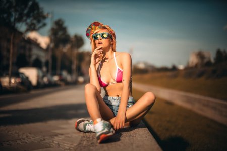 Красивые девушки в бейсболках