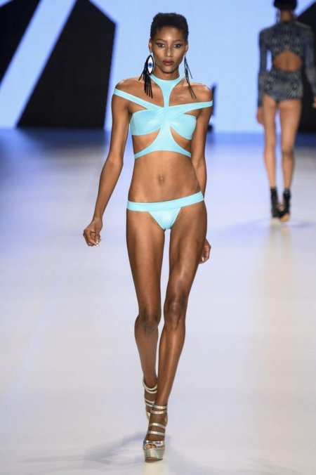 Модели в купальниках на подиуме