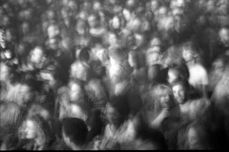 Толпа черно белая