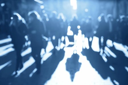 Толпа людей на улице