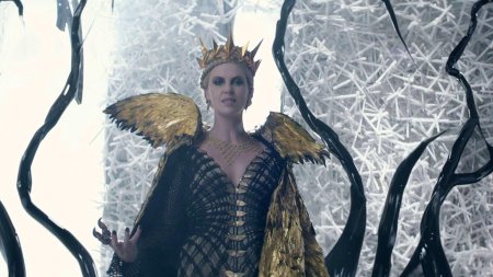 Шарлиз терон королева равенна