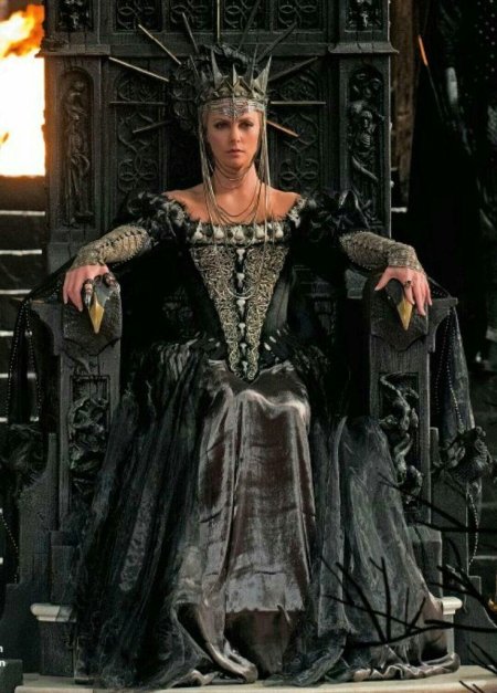 Шарлиз терон королева равенна