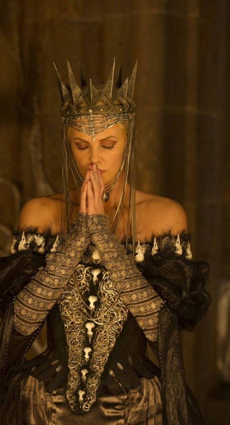 Шарлиз терон королева равенна