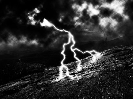 Молния черно белая