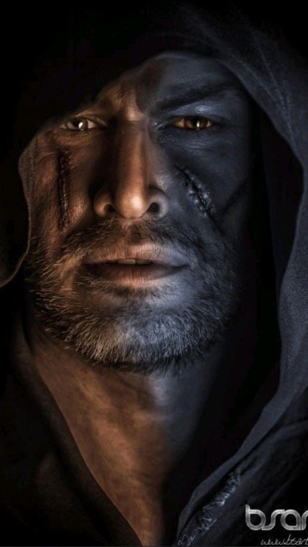 Брутальный мужчина в капюшоне