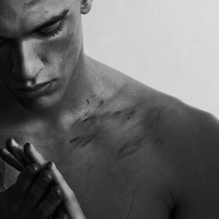 Мужчина со шрамом