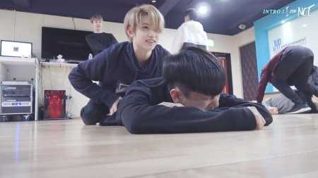 Stray kids чанбин и феликс поцелуй