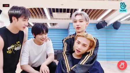 Феликс и хёнджин обнимаются