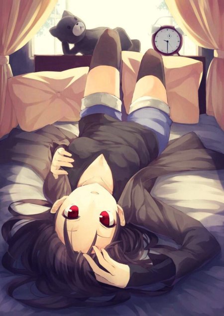 Аниме девушка лежит