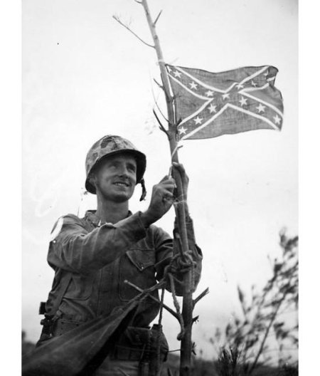 Американские солдаты с флагом конфедерации