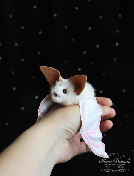 Белый листонос