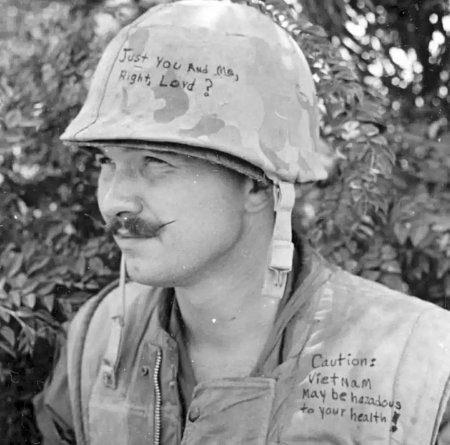 Война во вьетнаме надписи на касках