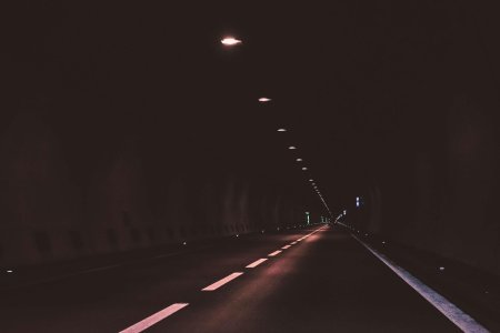 Дорога с боку ночью