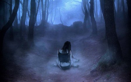 Призрак девушки в лесу