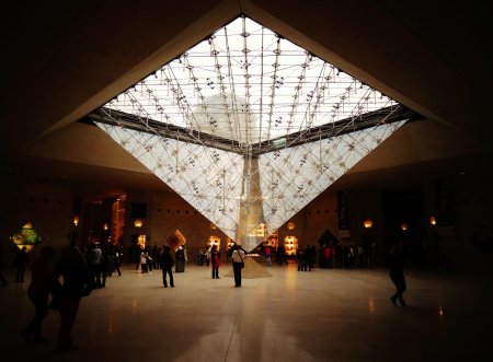 Париж лувр пирамида