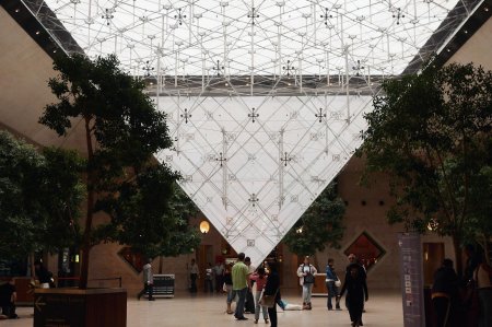 Стеклянная пирамида лувра в париже