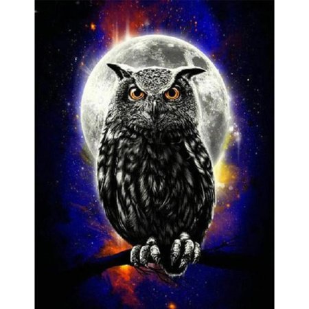 Сова на фоне луны