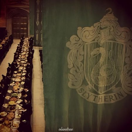 Гарри поттер в большом зале хогвартса