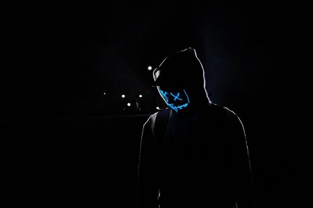 Чел в неоновой маске