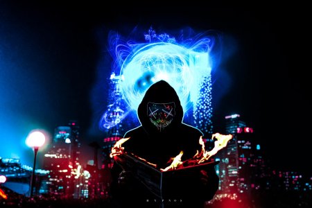 Парень в неоновой маске