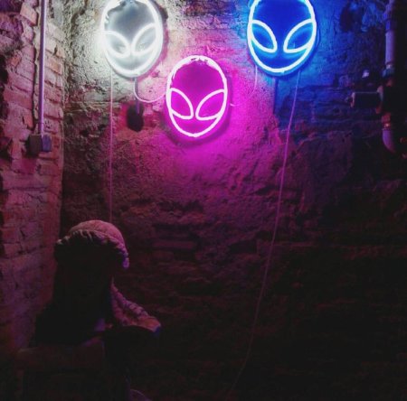 Неоновый инопланетянин