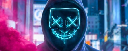 Человек в неоновой маске