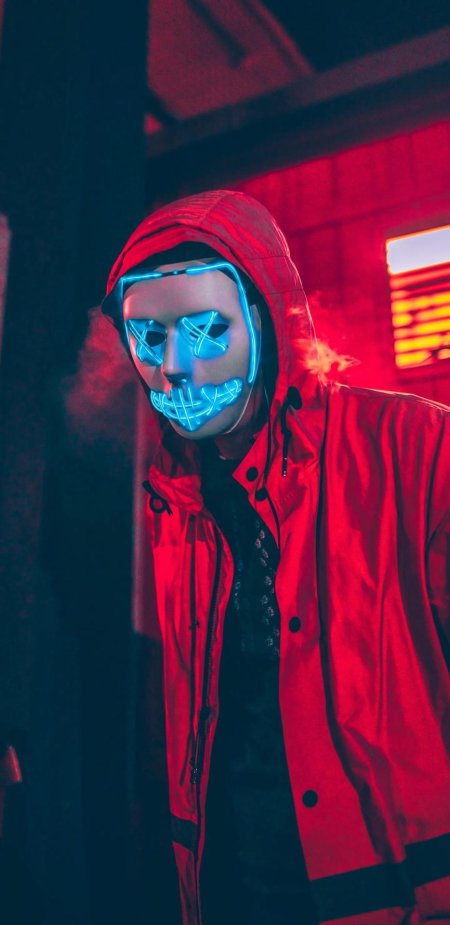 Человек в неоновой маске