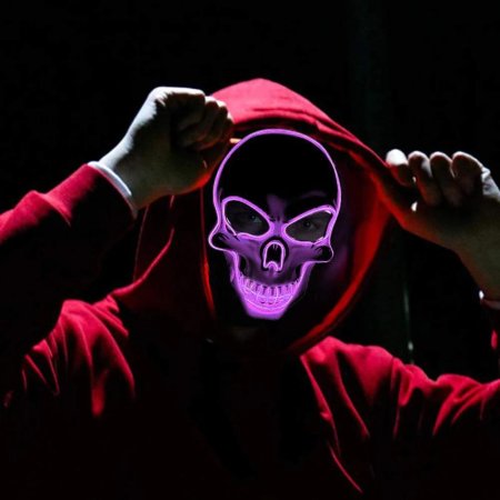 Человек в светящейся маске