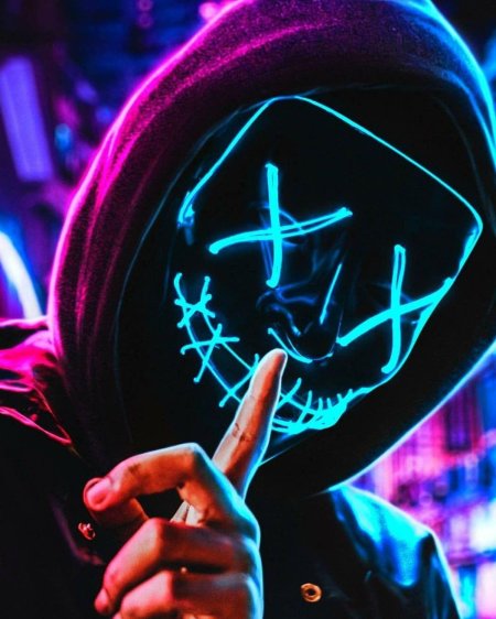 Парень в маске неон