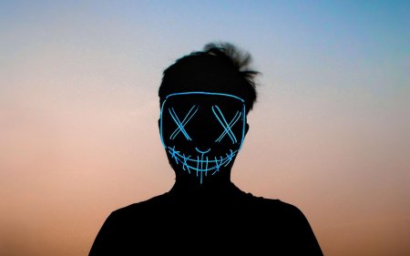 Человек в неоновой маске