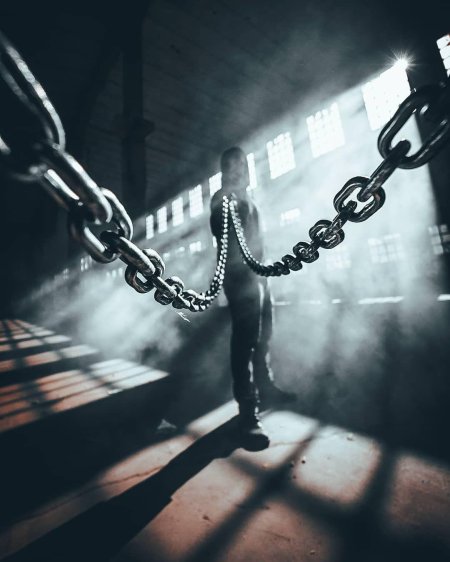 Люди в цепях