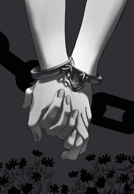 Женские руки в наручниках