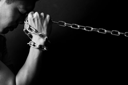 Руки в цепях